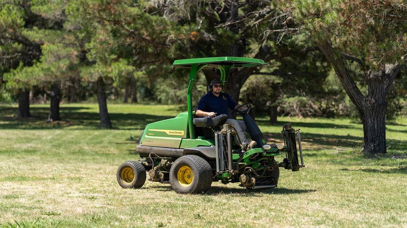 Luke Nakkan on RMC Golf Club's 7500A E-Cut Hybrid Fairway Mower – part of the club's new John Deere fleet.