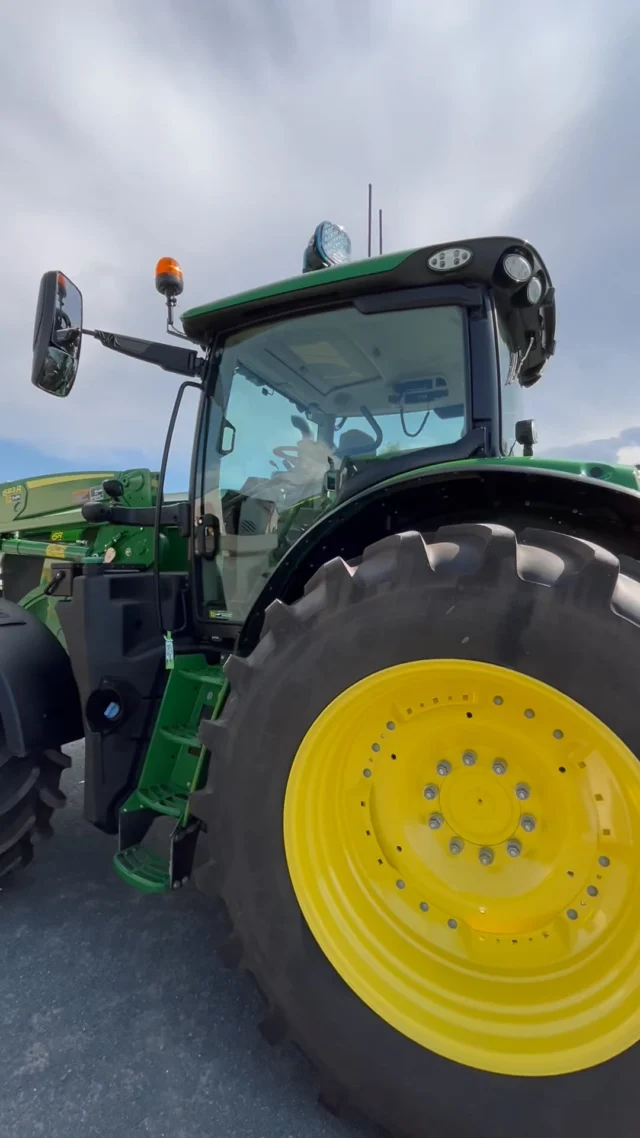 Out for Delivery: 6R with a 683 R Loader 🔥

Delivered recently from our Wagga branch to the awesome @pitson_contracting_, this machine is an absolute all rounder, ready to tackle any task you throw at it with power and efficiency!

Thank you for doing business with us💪 @pitson_contracting_ 

#johndeere6r #6r #johndeeretractor #johndeerepower #hutcheonandpearce